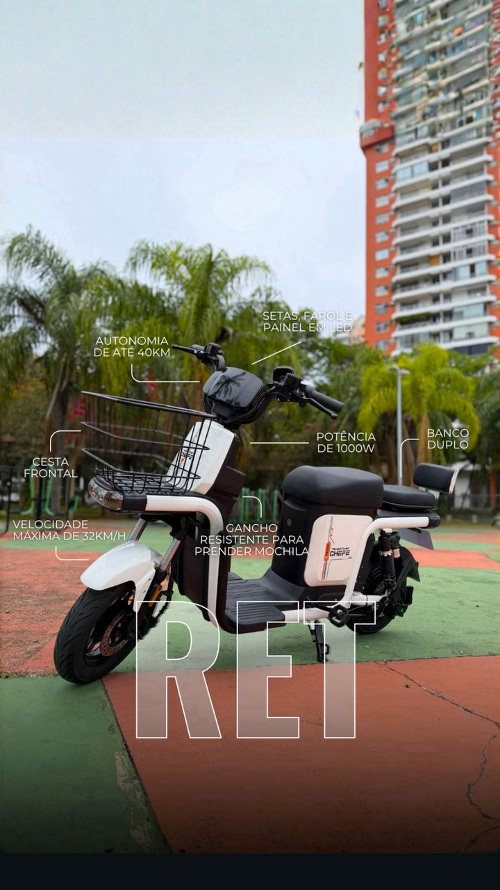 E-bike branca com cesta frontal e painel em LED em uma praça arborizada da Zona Sul do Rio