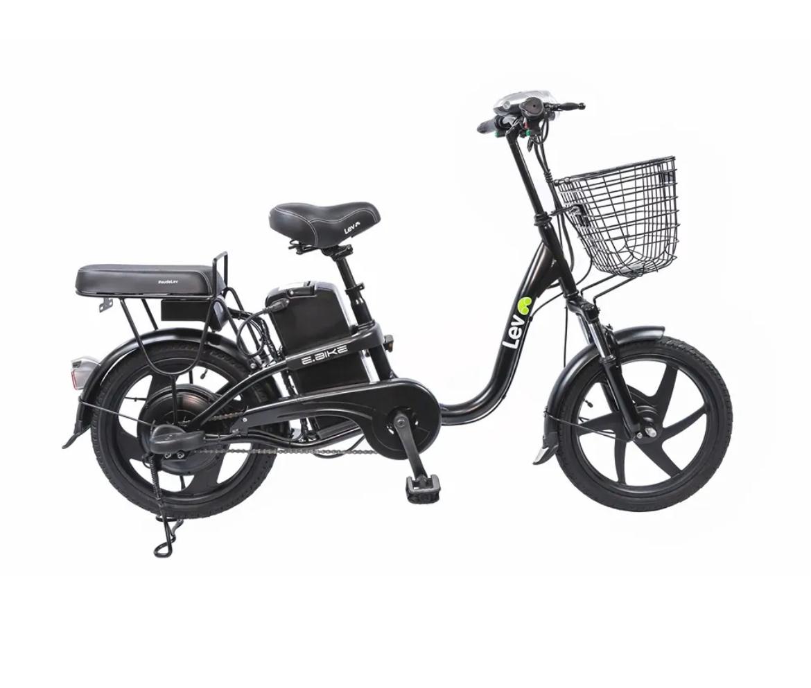 Foto de produto da e-bike preta com cesta frontal, banco duplo e bateria removível